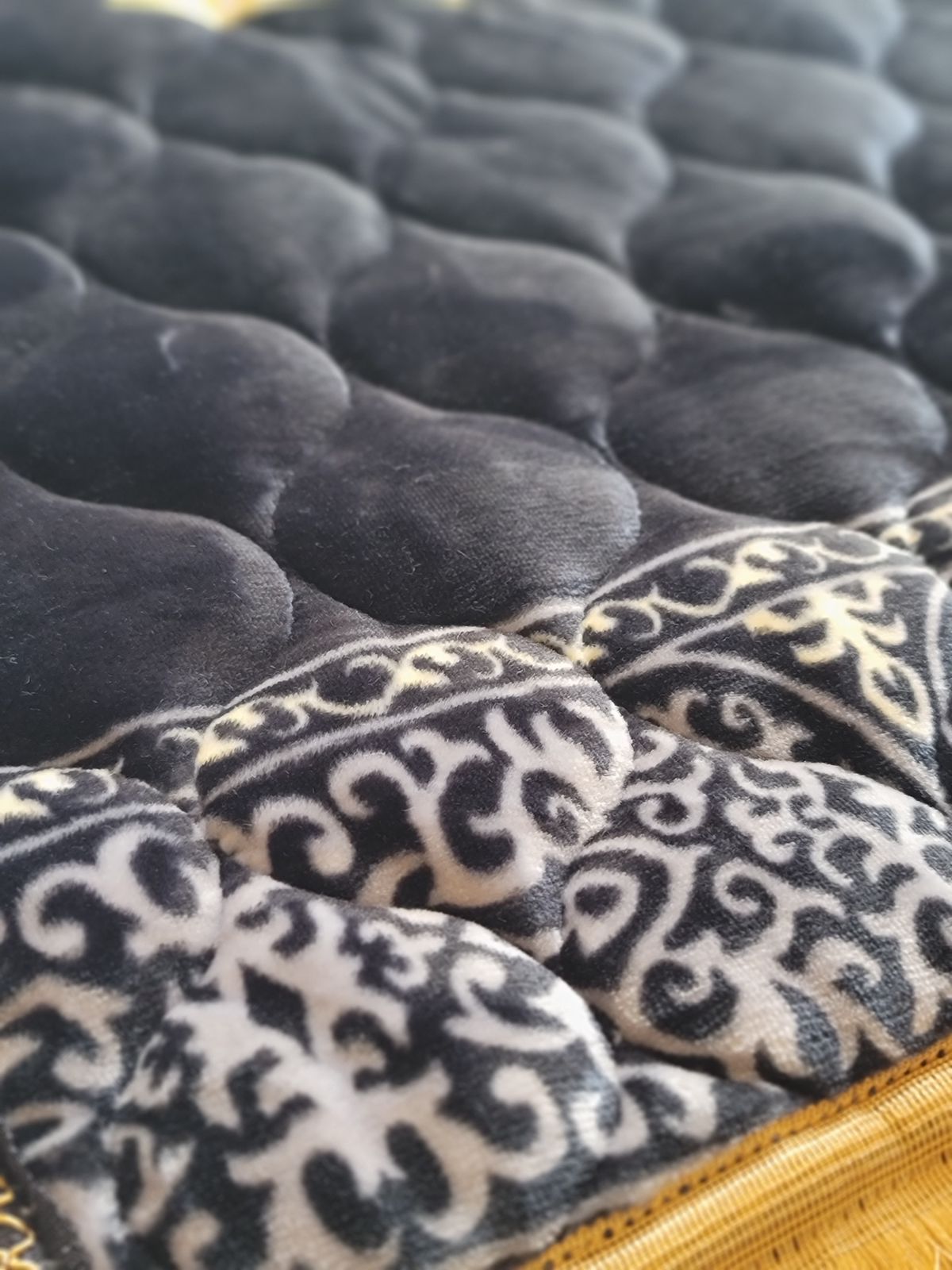 Black Motif Shaded Prayer Mat (Janamaz)