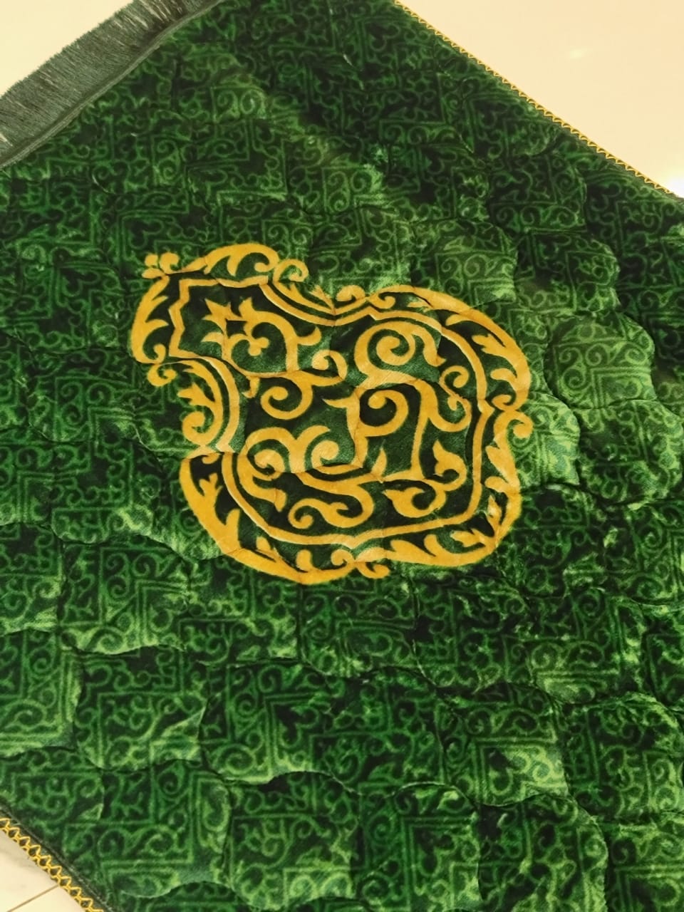 Green Meadow Velvet Janamaz Prayer Mat with Motif